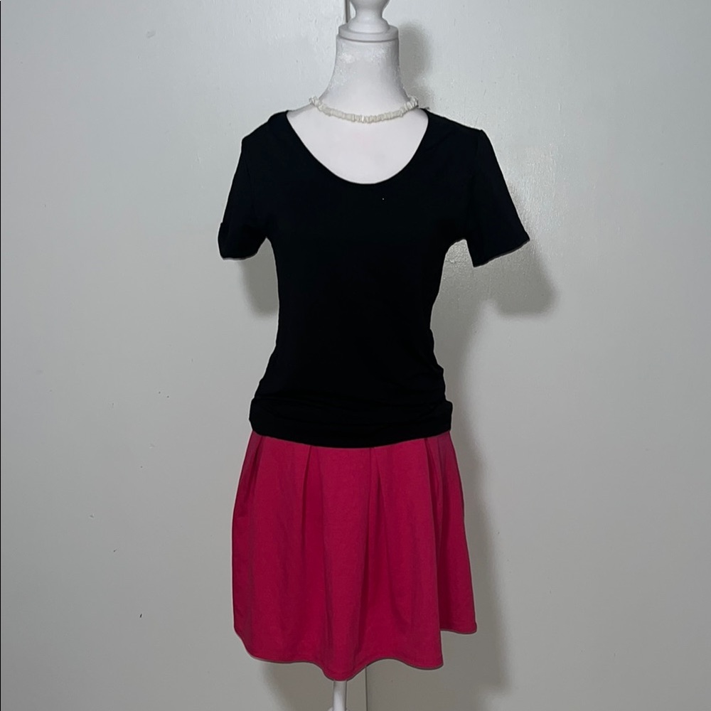 Pink Mini Skater Skirt with Black Top for Casual Wear